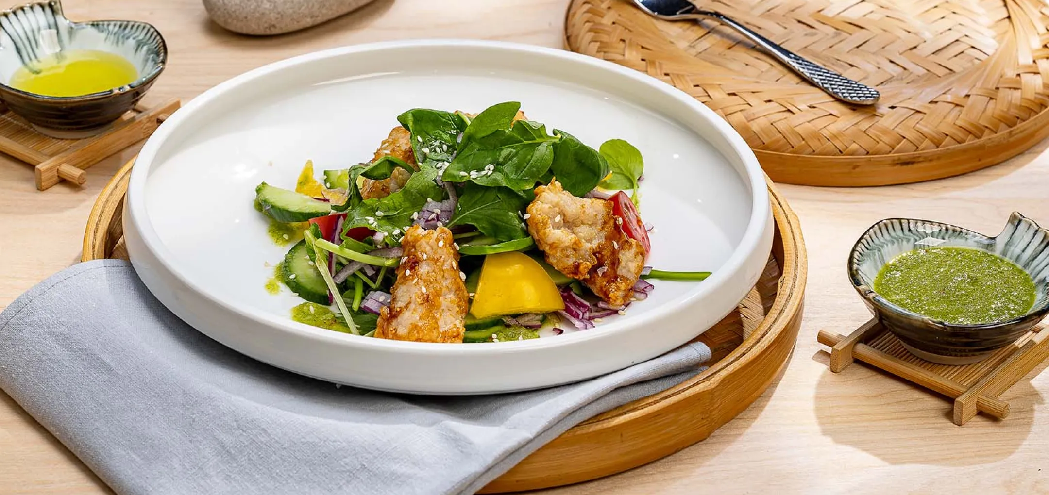 Салат в азиатском стиле с овощами и филе Дальневосточного Минтая в кляре
